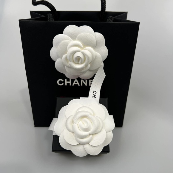 NIB CHANEL 22S CC NO.5 PERFUME BOTTLE DROP EARRINGS - Picture 14 of 15